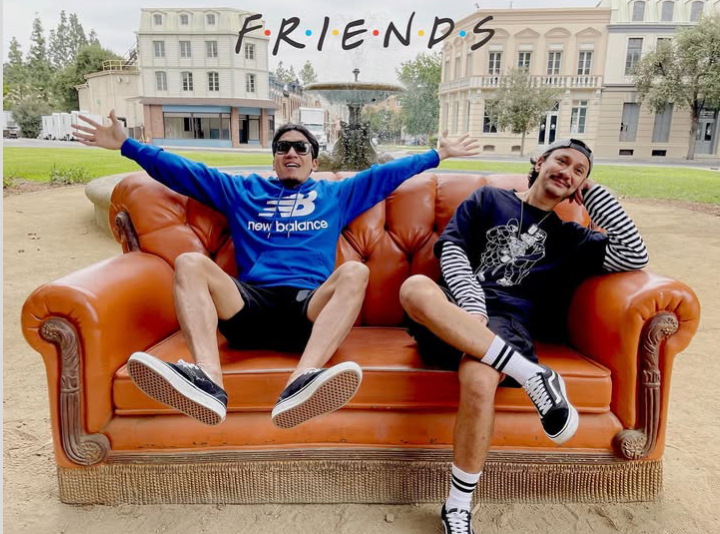 Desta dan Vincent kepergok nonton sepakbola saat sedang syuting (@desta80s)