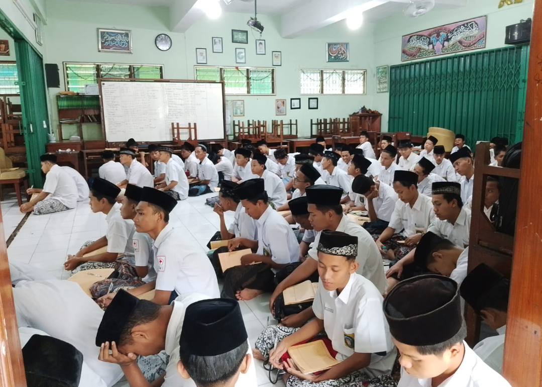 RUTIN: Siswa MA NU TBS Kudus mengikuti pengajian kitab kuning selama ramadan dengan giat, belum lama ini. (MA NU TBS UNTUK RADAR KUDUS)