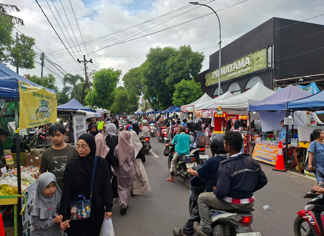 TRADISI: Masyarakat berburu takjil menjelang Buka Puasa saat ramadan di Kampung Ramadan, kemarin. (ANDIKA TRISNA SAPUTRA/RADAR KUDUS)