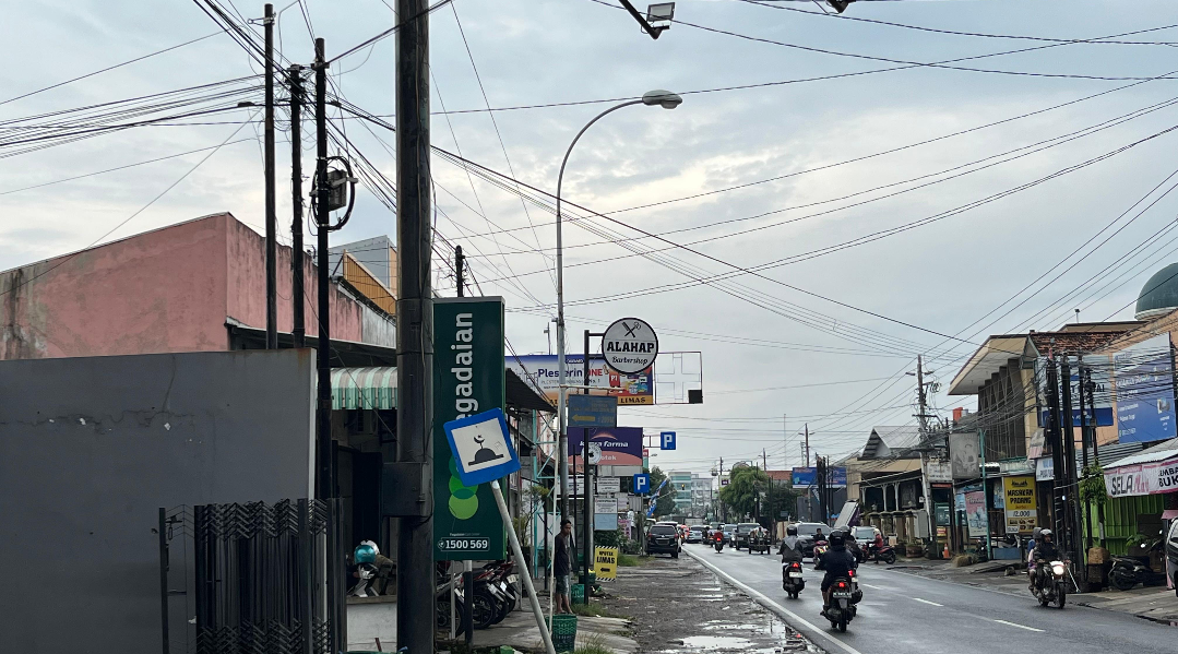 RAMBU: Penanda jalan bahwa akan ada masjid atau tempat ibadah beberapa meter di depan, belum lama ini. (ANDIKA TRISNA SAPUTRA/RADAR KUDUS)
