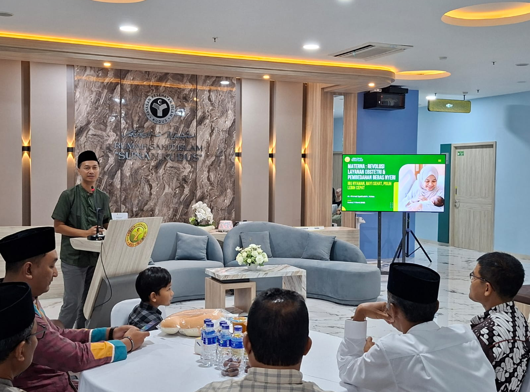 KENALKAN: Direktur RSI Sunan Kudus dr. Ahmad Syaifuddin menerangkan terkait layanan Materna yang baru diluncurkan, Sabtu (7/3). (ANDIKA TRISNA SAPUTRA/RADAR KUDUS)