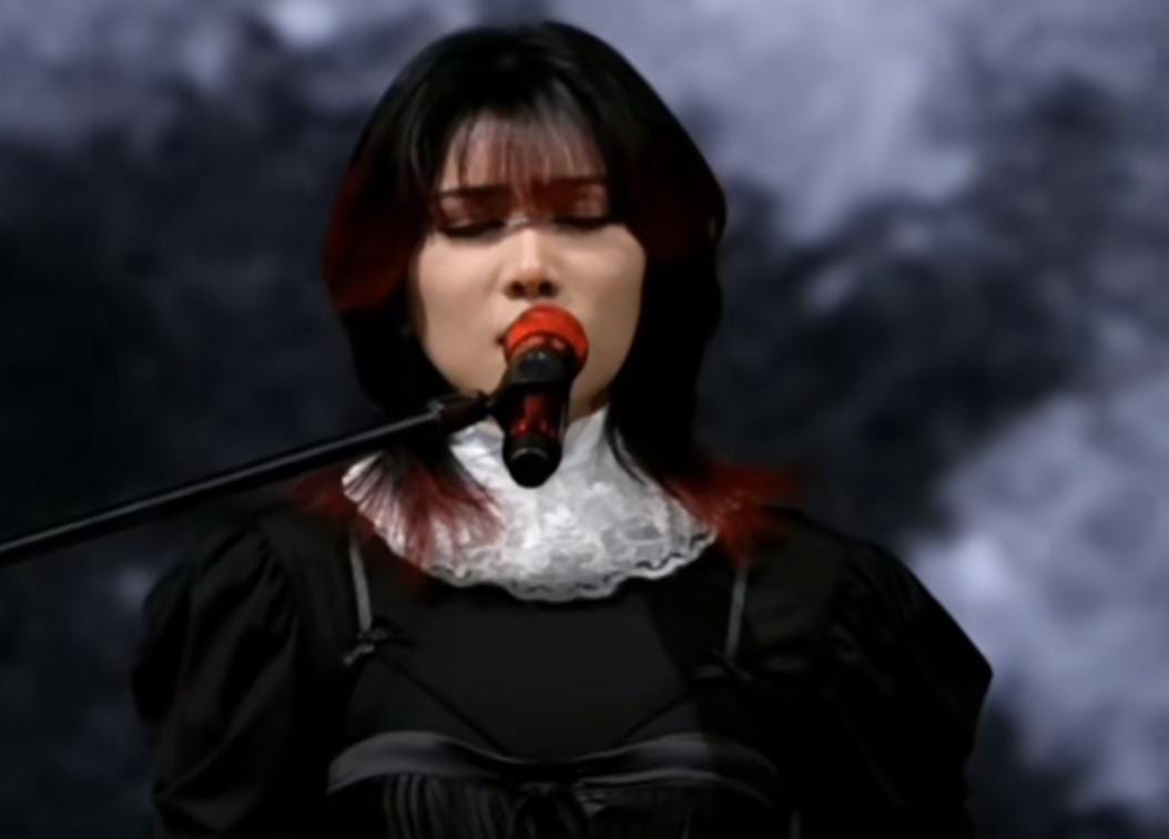 Isyana Sarasvati saat tampil di panggung Sparkle On Sound (Foto: tangkapan layar tiktok @deefsyahrandahlan)