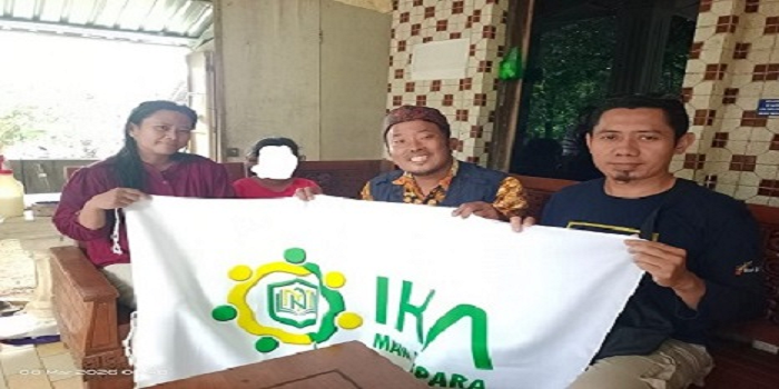 IKUT BERBAGAI: Wakil Ketua IKA MAN 1 Jepara Abdul Rohim dan Anggota Amin Sururi menyalurkan bantuan santunan dari alumni MAN 1 Jepara untuk Yatama dari anggota.