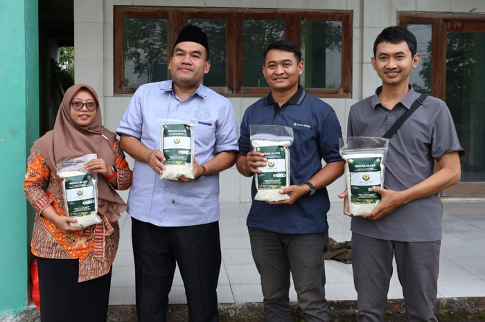 INOVATIF: Bupati Blora Arief Rohman (dua dari kiri) saat memamerkan beras organik inovasi petani milenial di Blora.  