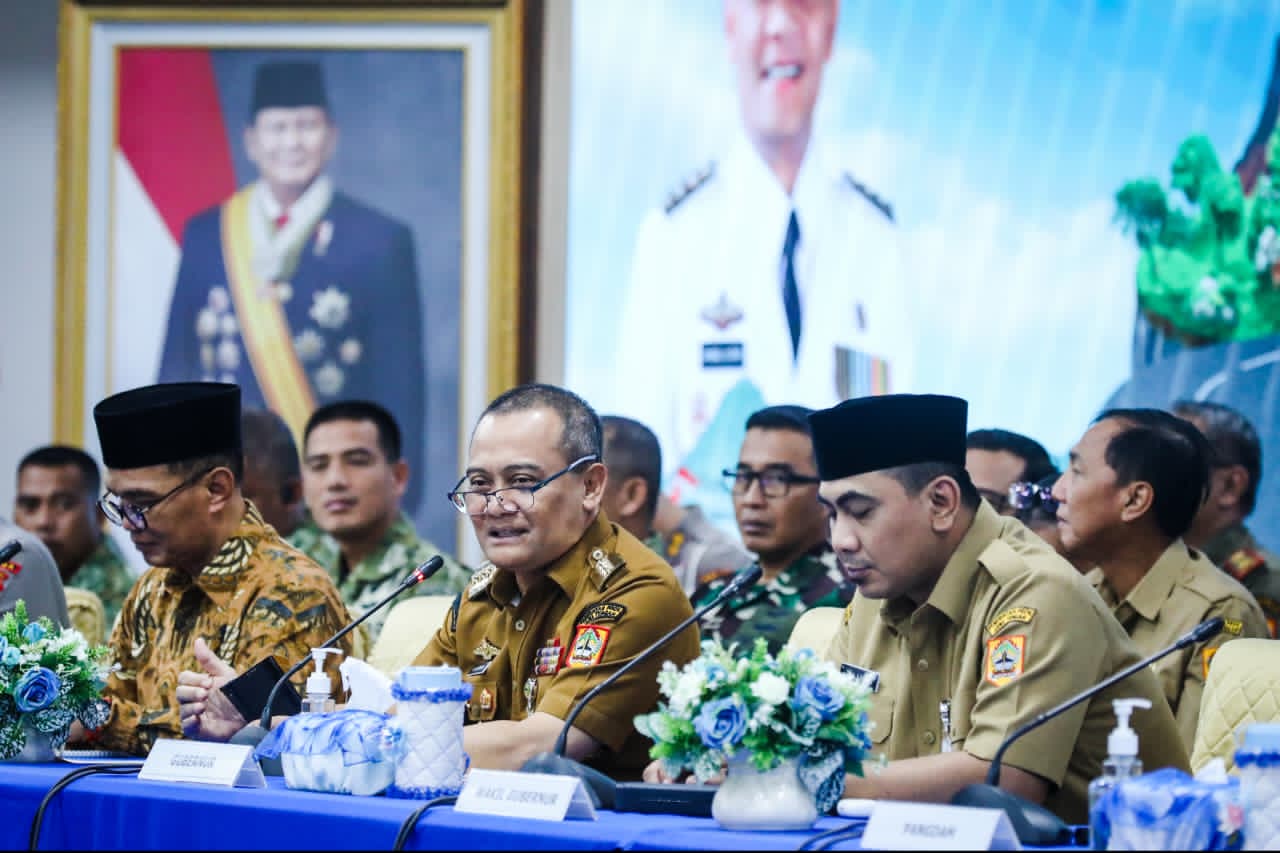 Rapat koordinasi Gubernur Jateng Ahmad Luthfi, Wakil Gubernur Taj Yasin Maimoen, Sekda Jateng Sumarno, beserta Forkopimda Jateng.