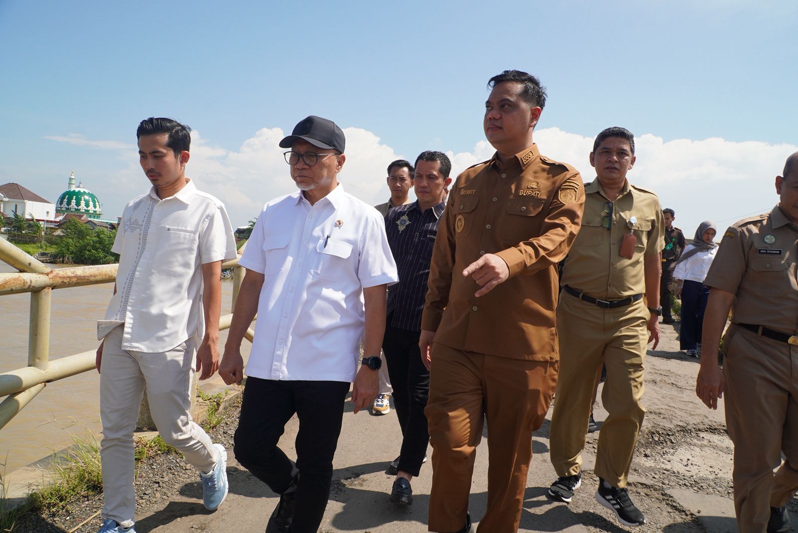 SEMPIT: Menko Pangan Zulhas (dua dari kiri) menyusuri jembatan penghubung Jepara-Demak bersama Bupati Jepara Witiarso Utomo. 