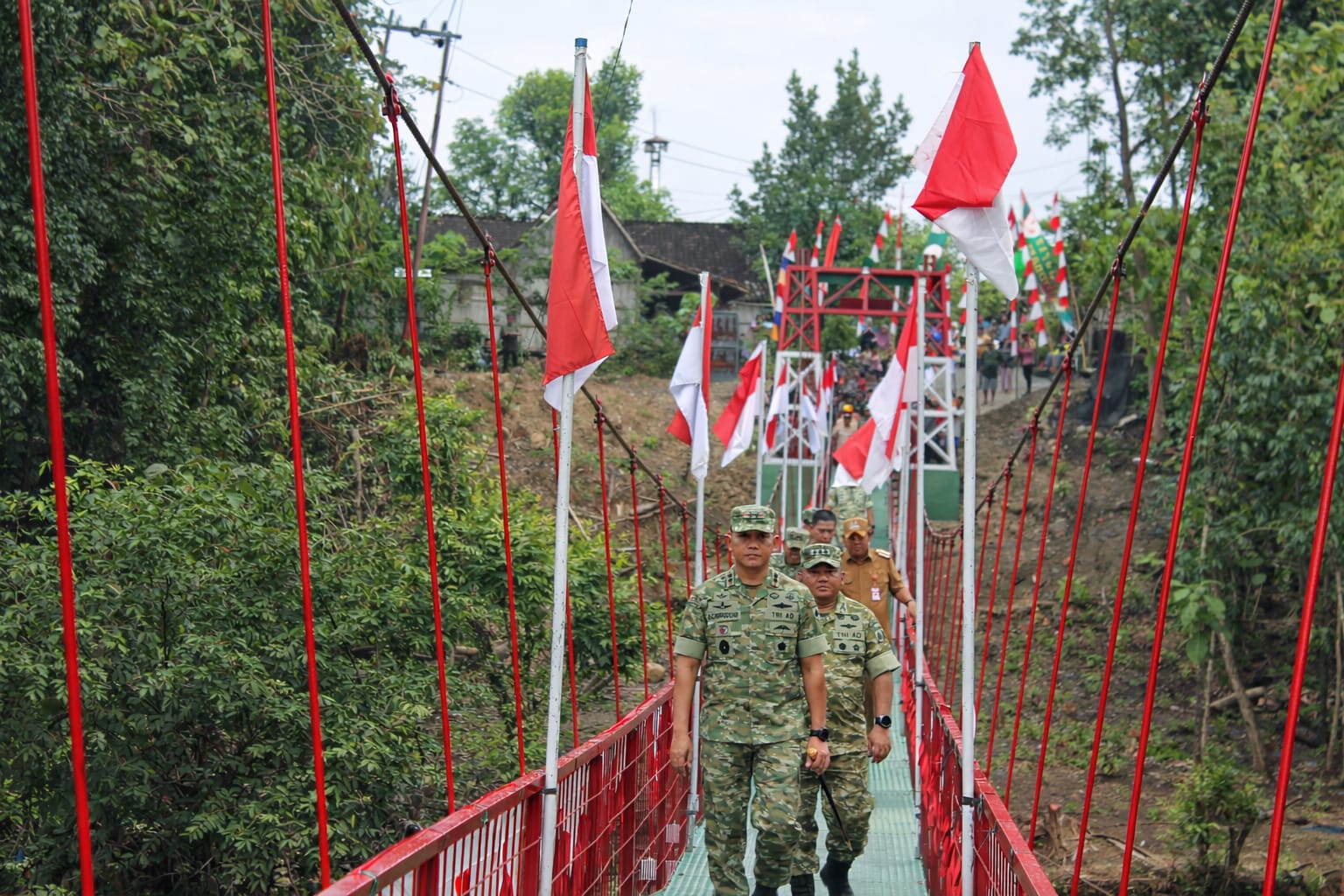 DIRESMIKAN: Pangdam IV/Diponegoro Mayor Jenderal (Mayjen) TNI Achiruddin Darojat saat meresmikan Jembatan perintis gantung di Desa Kentengsari dan Ngombak Kecamatan Kedungjati.