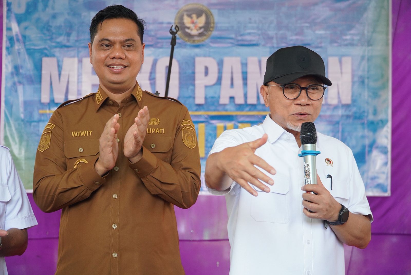 SINERGI: Menko Pangan RI Zulkifli Hasan (kanan) didampingi Bupati Jepara Witiarso Utomo mengunjungi sejumlah lokasi di Jepara, 