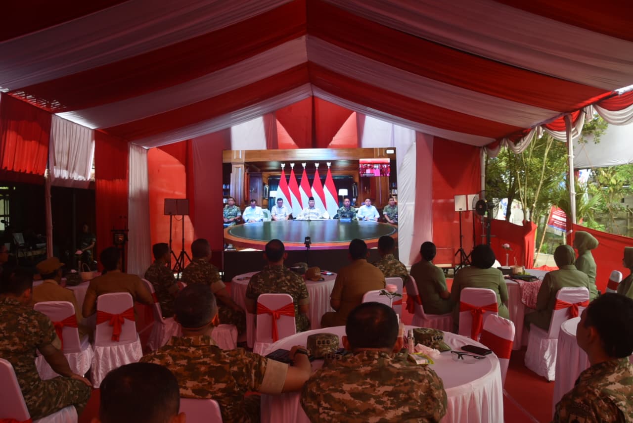 VICON: Pangdam IV/Diponegoro Mayjen TNI Achiruddin Darojat, Danrem 073/Makutarama Kolonel Arm Ezra Nathanael beserta Dandim 0717/Grobogan Letkol Inf Wefri Sandiyanto saat vicon Peresmian jembatan.