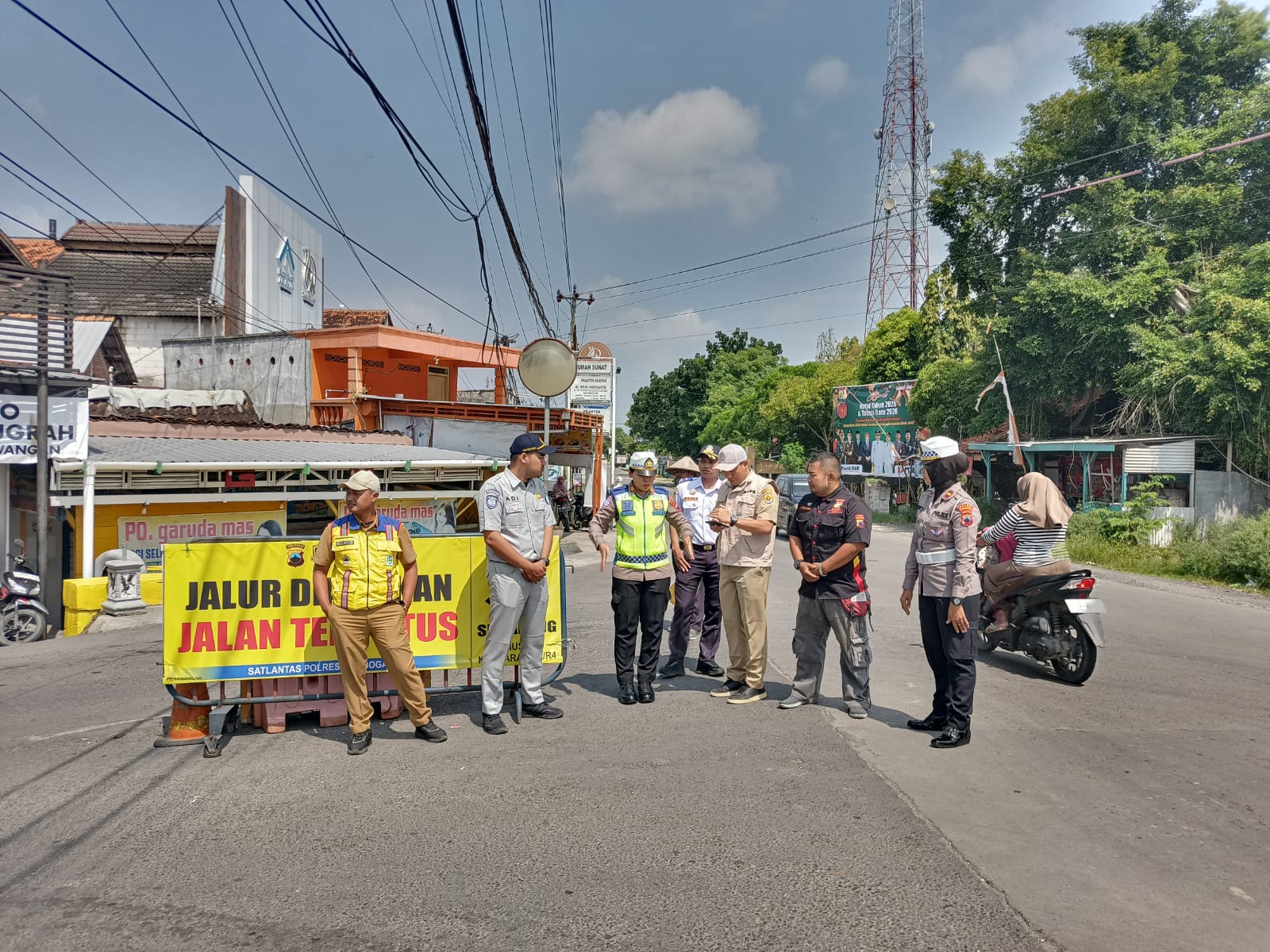 ALTERNATIF: Tim gabungan saat mengecek jalur alternatif.