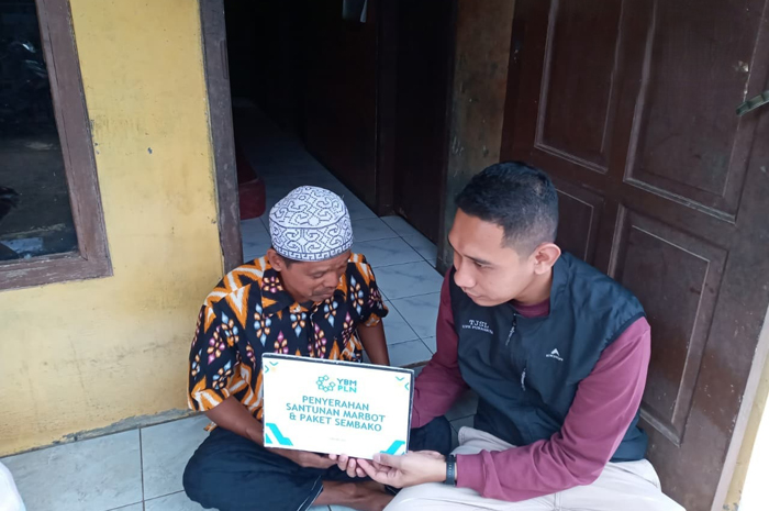 PLN UIK Tanjung Jati B melaui YBM menyerahkan santunan kepada Shodiq, yang telah mengabdikan diri sebagai marbot selama puluhan tahun di Mushola Al-Amin, Desa Tahunan, Kecamatan Tahunan, Jepara.