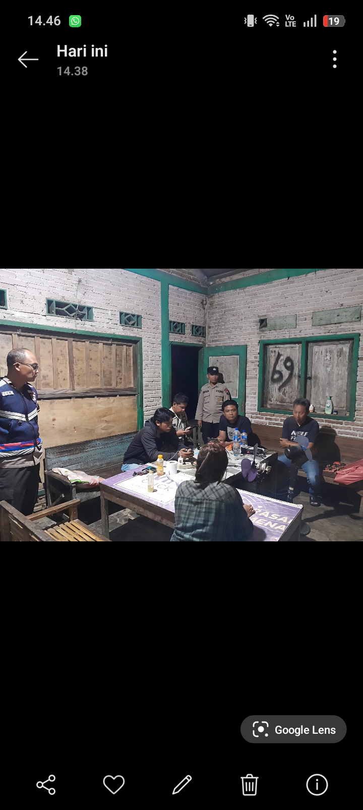  DICEK: Kepolisian mendatangi warung miras di Desa Kedumulyo, Sukolilo tadi malam.&nbsp;