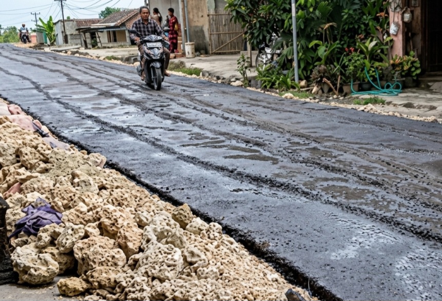 UGAL-UGALAN: Agus Sutrisno atau lebih dikenal Agus Palon saat mengendarai motor di jalan cor yang masih basah. 