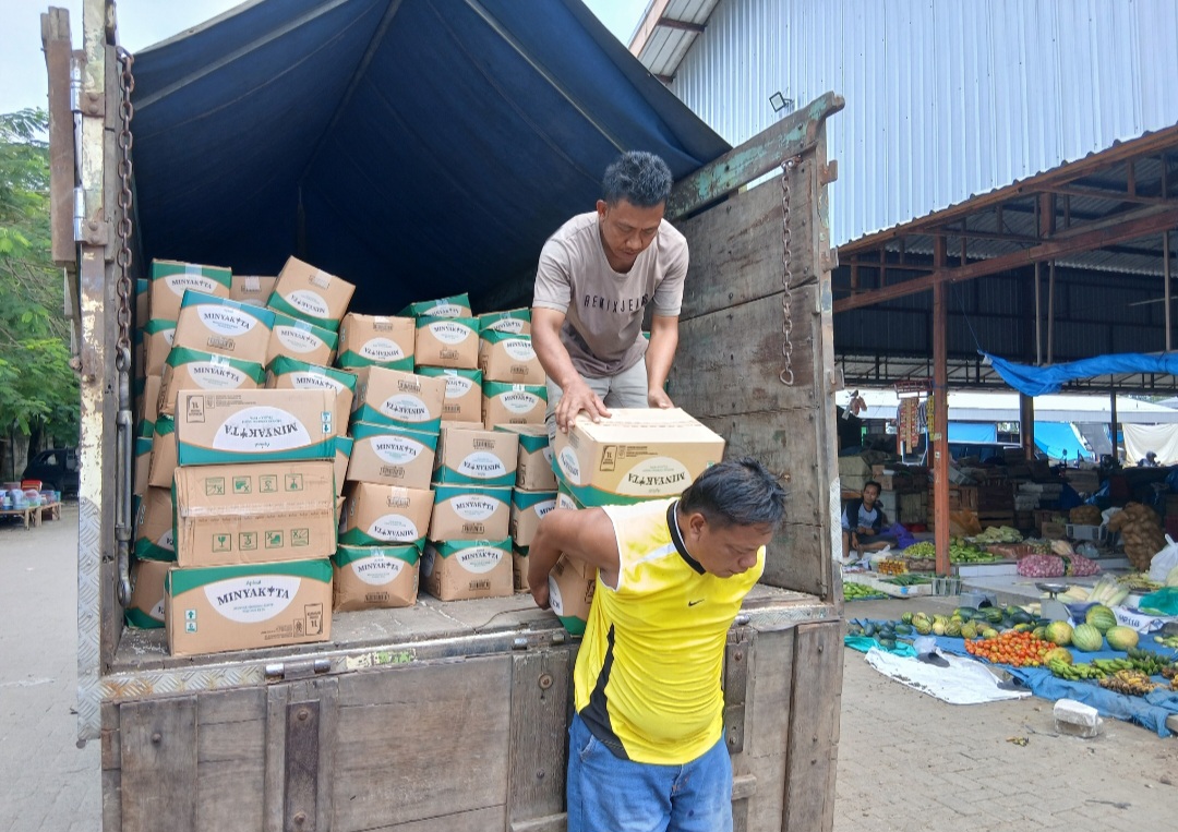 GERAK CEPAT: Pendistribusian MinyakKita di pedagang Pasar Sidomakmur, Senin (09/03). 