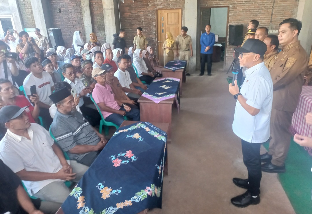 MEMBAUR: Menko Pangan Zulkifli Hasan tengah menyapa para warga di Balai Desa Petekeyan Kecamatan Tahunan pada Senin (9/3).