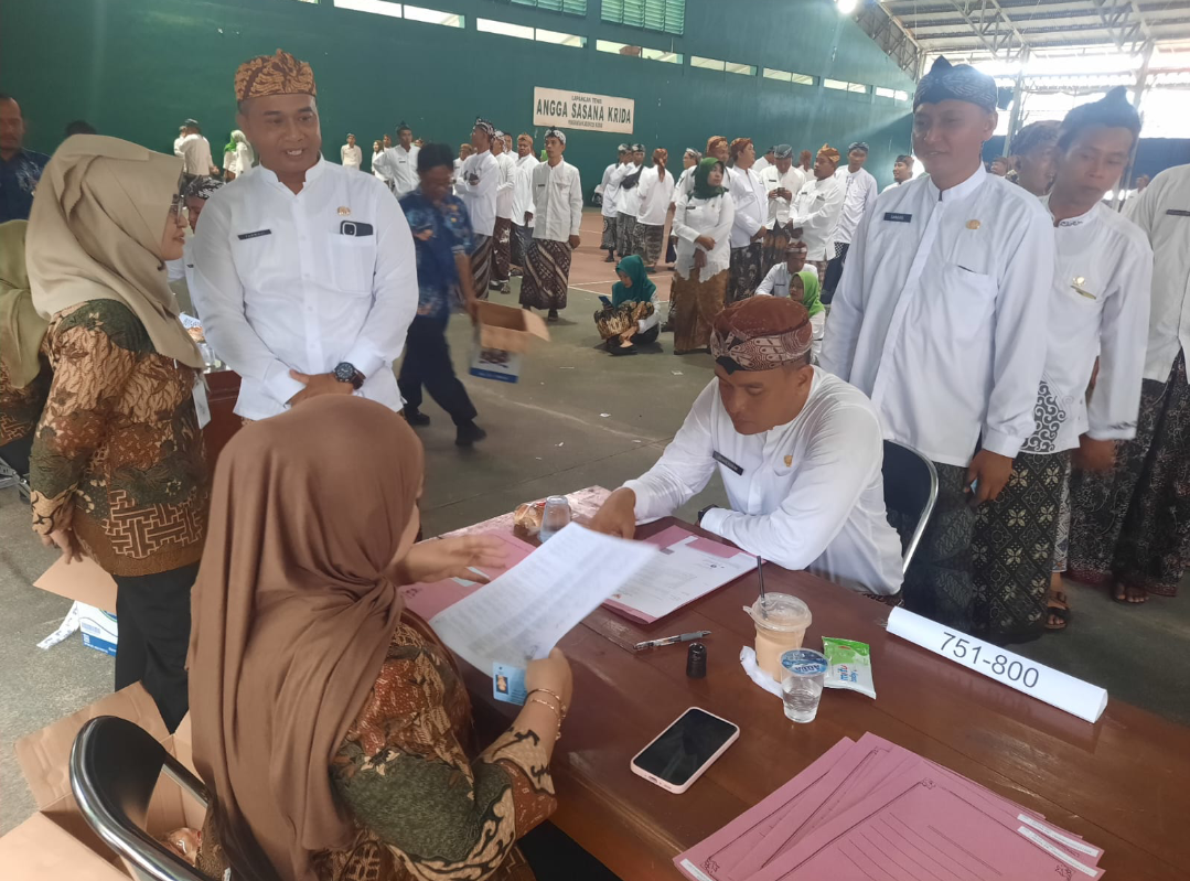 BARIS: PPPK Kudus menerima SK di Lapangan Tenis Pendopo belum lama ini. (INDAH SUSANTI/RADAR KUDUS)