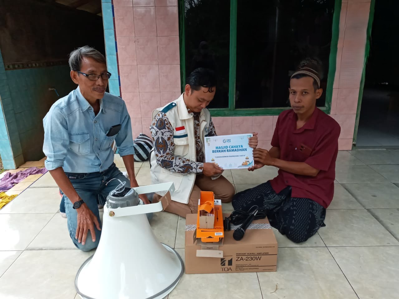 PEDULI: YBM PLN UIK Tanjung Jati B Menyerahkan Bantuan Perlengkapan Musholla Di Desa Tanjung Pakis Aji.