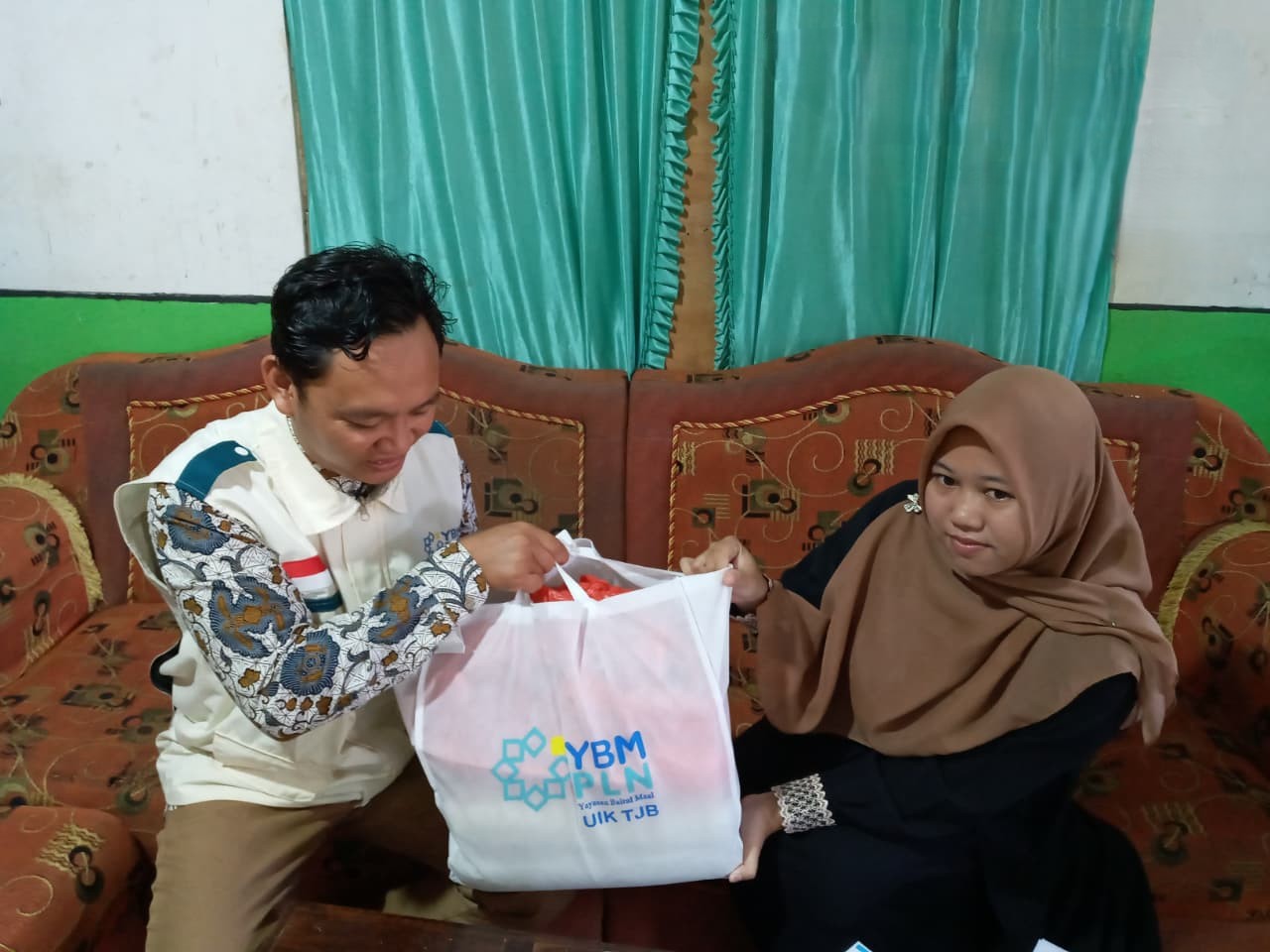 BERBAGI: Penyerahan santunan kepada Wardani Hamidah, guru ngaji di Kawak Setro, Jepara, oleh YBM PLN UIK Tanjung Jati B.