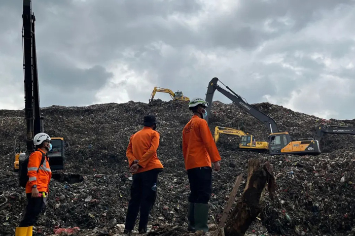 Tim SAR Gabungan melakukan pencarian korban hilang di lokasi longsor gunung sampah di TPA Bantargebang, Bekasi, Jawa Barat. (Kantor SAR Jakarta)