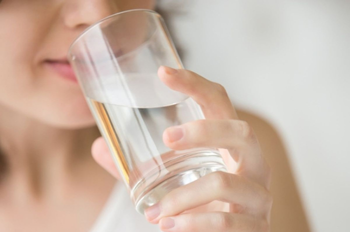 Ilustrasi minum air putih (Thinkstockphotos)