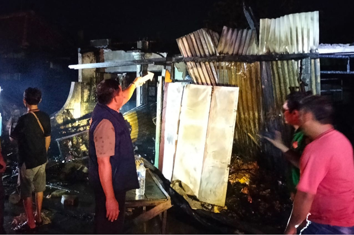 CEK: Personil Polsek Ngawen dan Polres Blora saat olah TKP di lokasi kebakaran.  