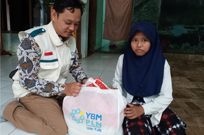 PLN UIK Tanjung Jati B melaui YBM menyerahkan santunan biaya pendidikan kepada Faizah Roikhatul Jannah.  