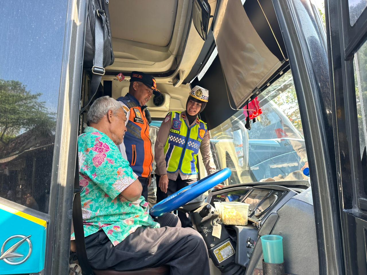 RAMP CHECK: Satlantas dan Dishub Grobogan sat melakukan ramp check di Terminal Purwodadi.