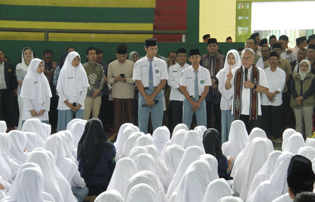 INTERAKTIF: Menko Bidang Pangan Zulkifli Hasan tengah mengunjungi MAN 1 Jepara pada Selasa (10/3), sedangkan MAN Bawu tersebut belum mendapatkan MBG.