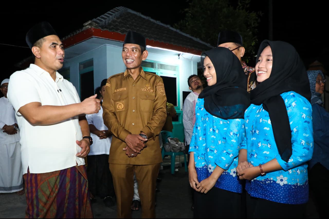 PEDULI: Wagub Gus Yasin memberikan beasiswa.
