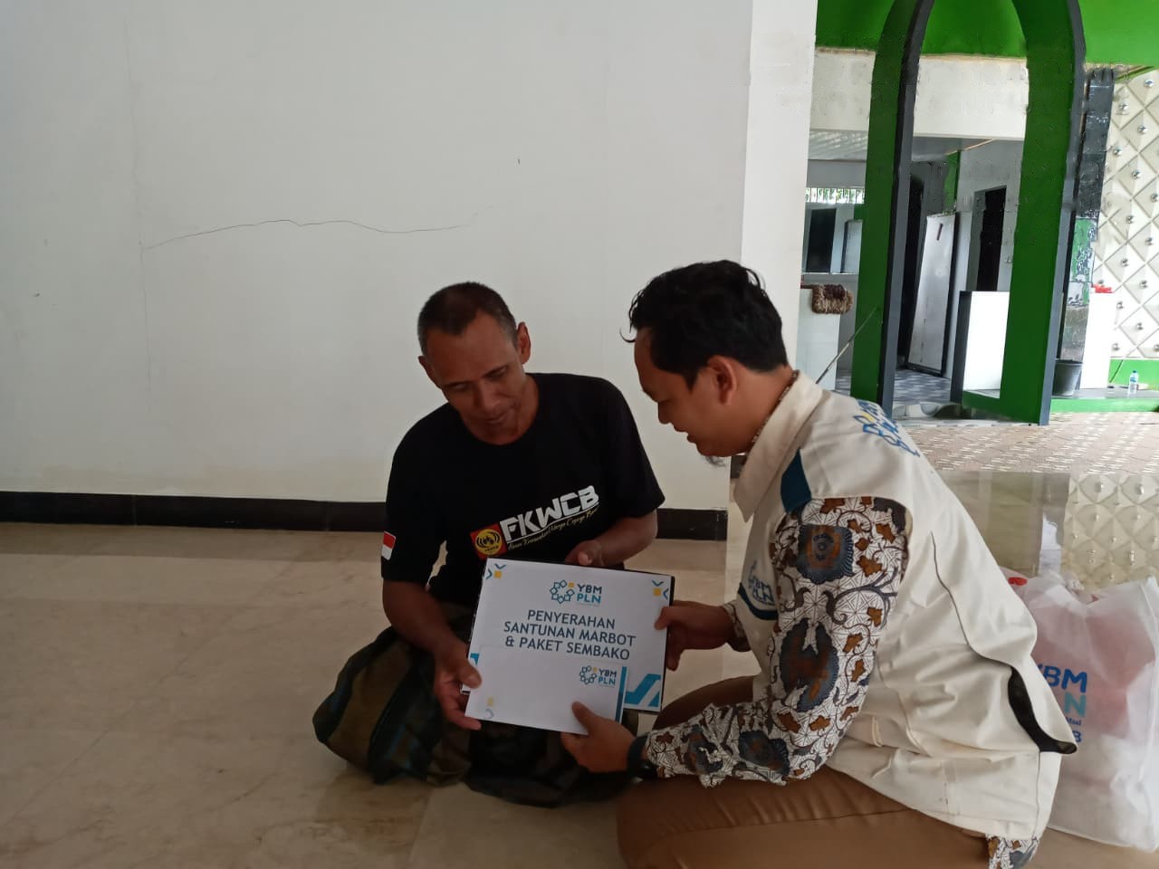 SEMOGA BERKAH: YBM PLN UIK Tanjung Jati B, berikan santunan kepada marbot masjid Al-Muttaqi, Zainal Arifin.