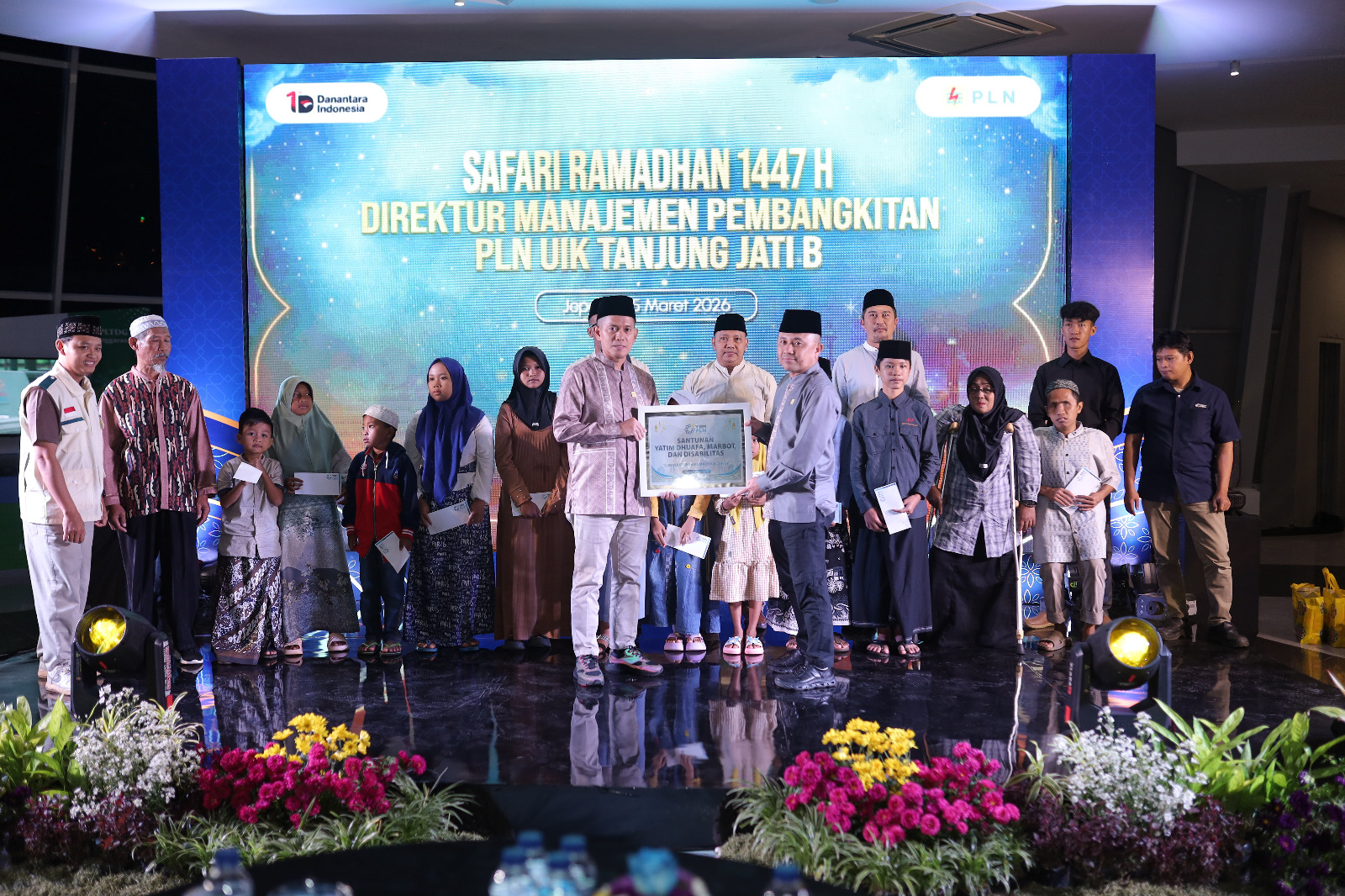 BUKTI PEDULI: PLN UIK Tanjung Jati B memberikan santunan krpada yatim, disabilitas dan marbot padda momen Safari Ramadhan Direktur Manajemen Pembangkitan.