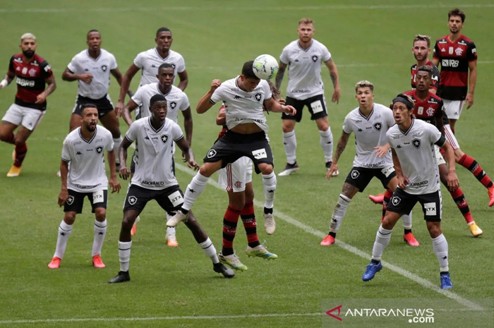 lustrasi - Pemain Botafogo Kevin mengontrol bola saat lanjutan laga Liga Brazil melawan Flamengo di Stadion Maracana, Rio de Janeiro, Brazil, 23 Agustus 2020. 