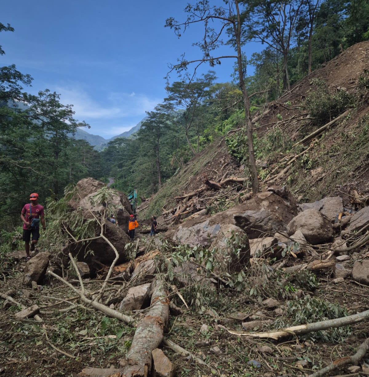 SEMPAT PUTUS: Akses jalan menuju Desa Tempur tertutup material longsor pada Rabu (11/3).