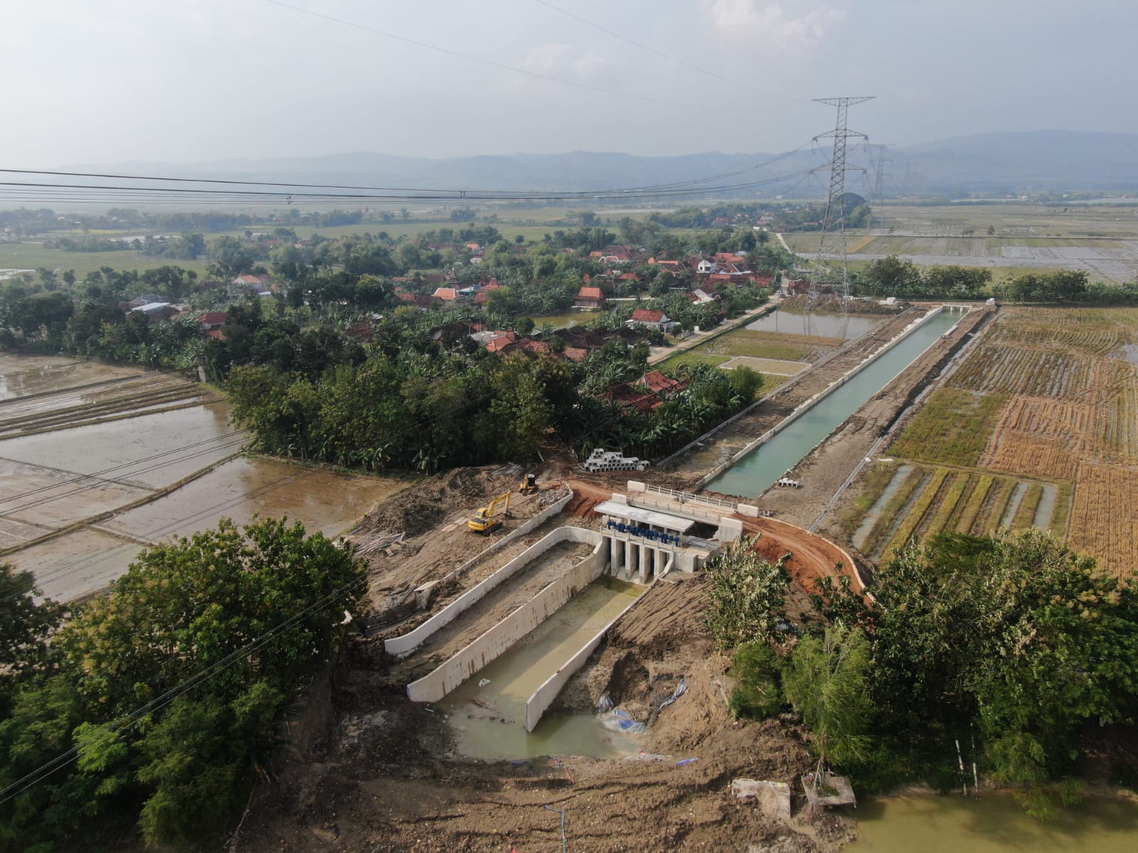 MULTIYEARS: Pembangunan sudetan sungai Satrian di Desa Kronggen Kecamatan Brati dikebut.
