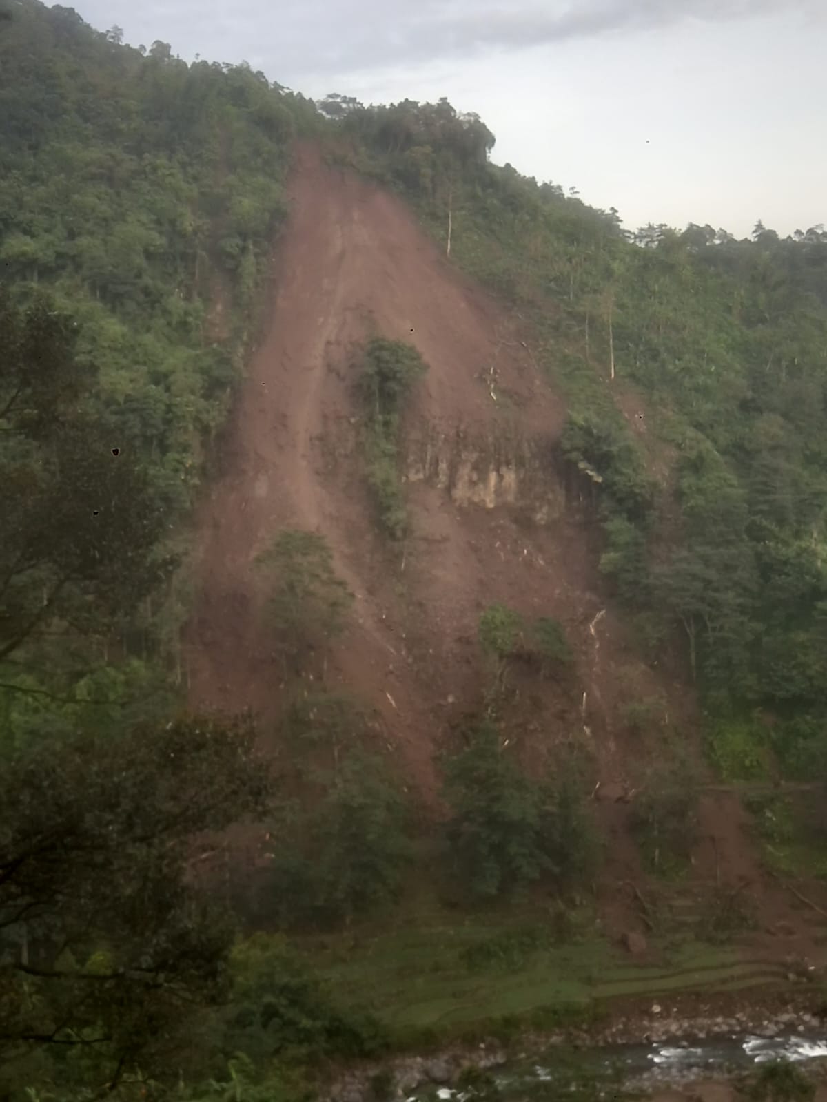 TUTUP: Kondisi jalan Temour-Damarwulan tertutup longsor sepanjang 75 meter. 