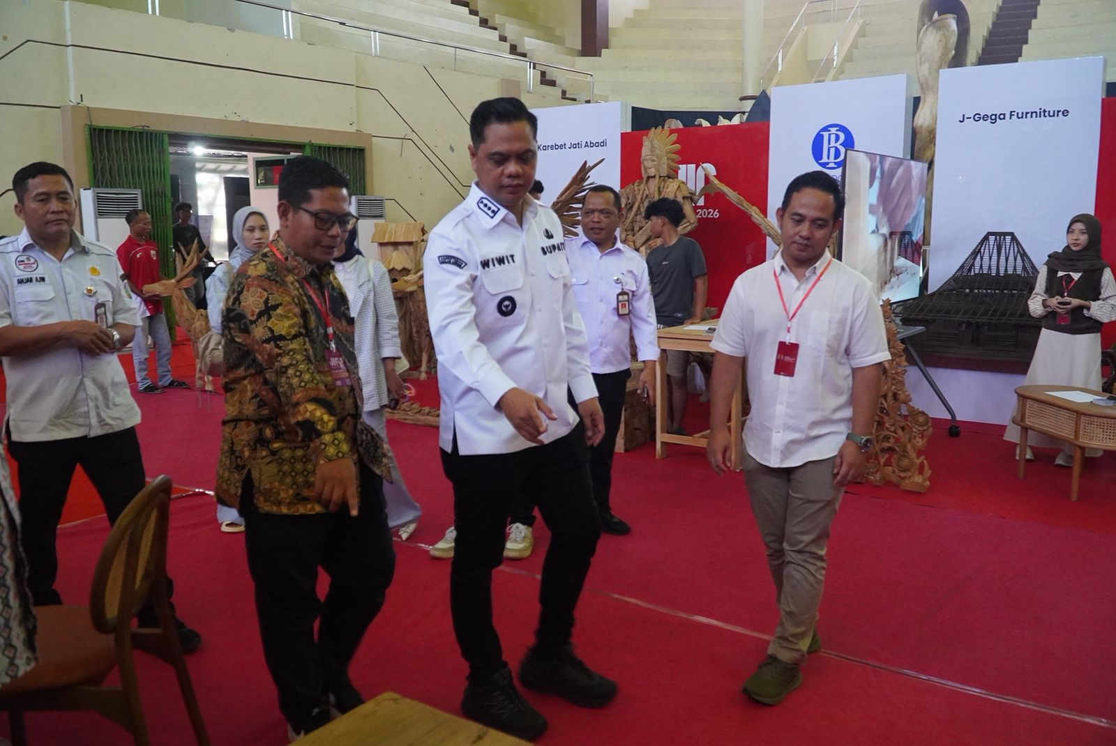 POTENSI: Bupati Jepara Witiarso Utomo berbincang dengan para pelaku usaha saat meninjau pelaksanaan JIFBW 2026 yang digelar di Gedung Wanita Jepara, Rabu (11/3). 