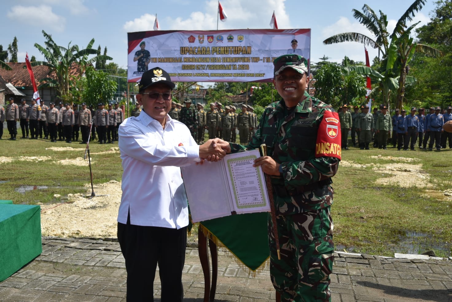 DITUTUP: Wakil Bupati Grobogan Sugeng Prasetyo dan Dandim 0717/Grobogan Letkol Inf Wefri Sandiyanto saat menutup TMMD.