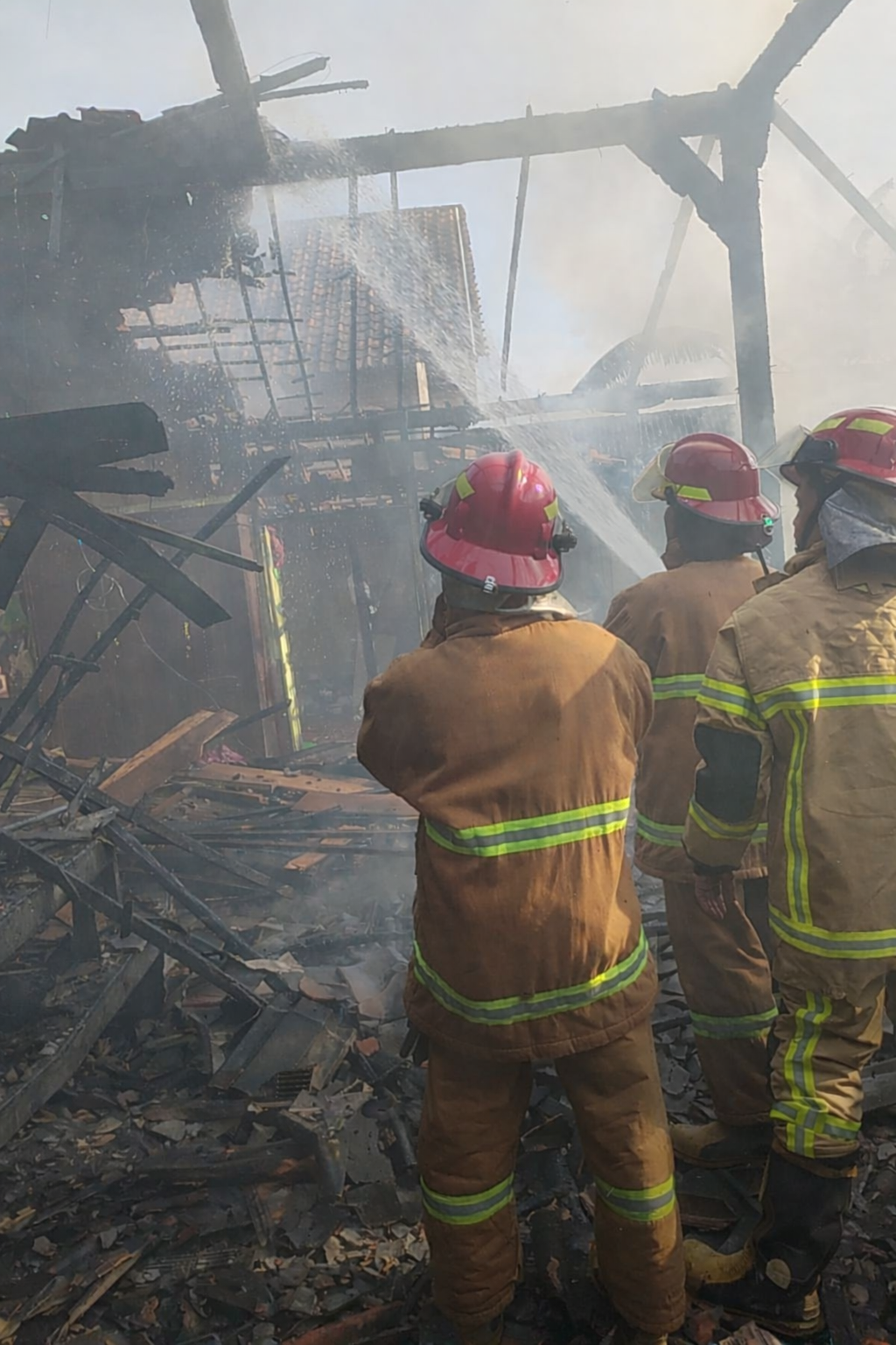 PADAMKAN API &ndash; Anggota Damkar Satpol PP Grobogan lakukan pemadaman di rumah warga Desa Candisari, Kecamatan Purwodadi, Rabu (11/3). 
