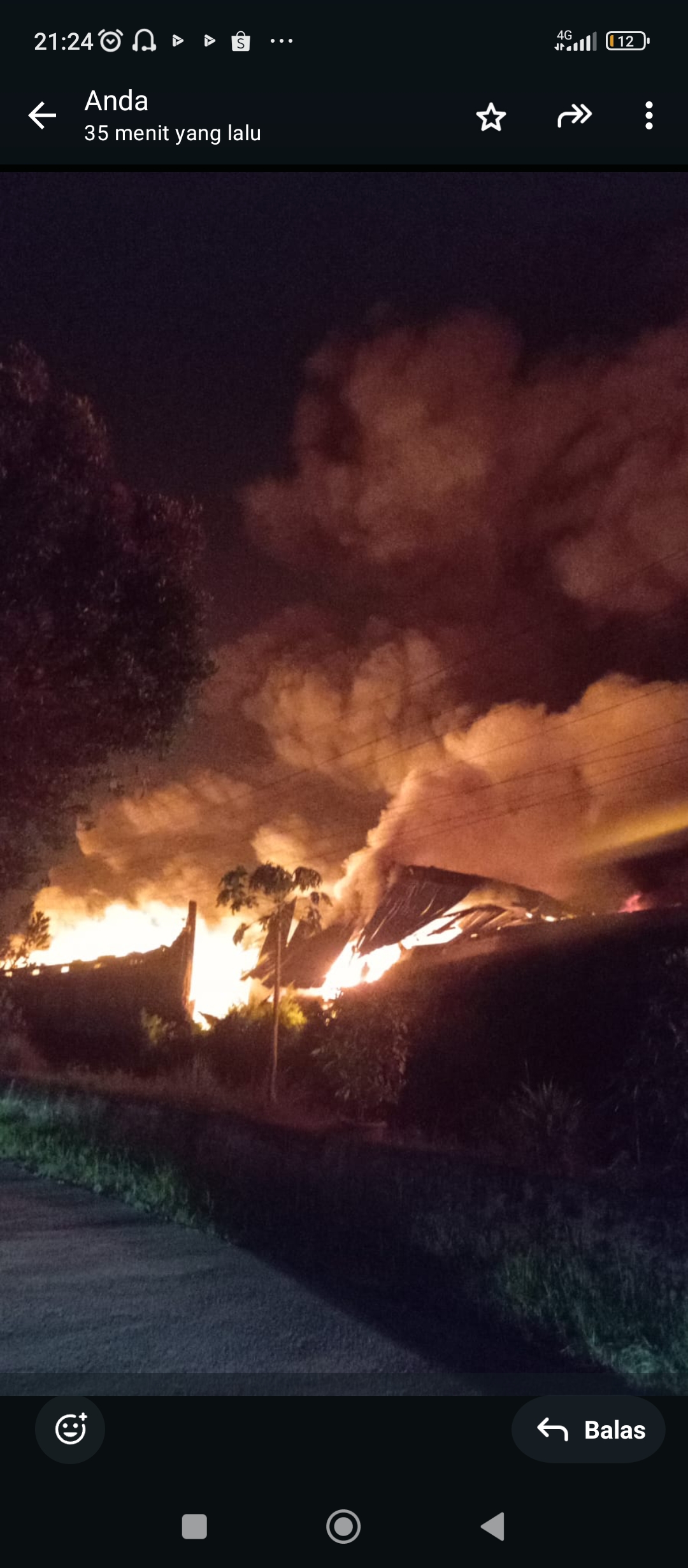 MEMBARA: Api berkobar melalap Gudang busa di Nalumsari malam ini. 