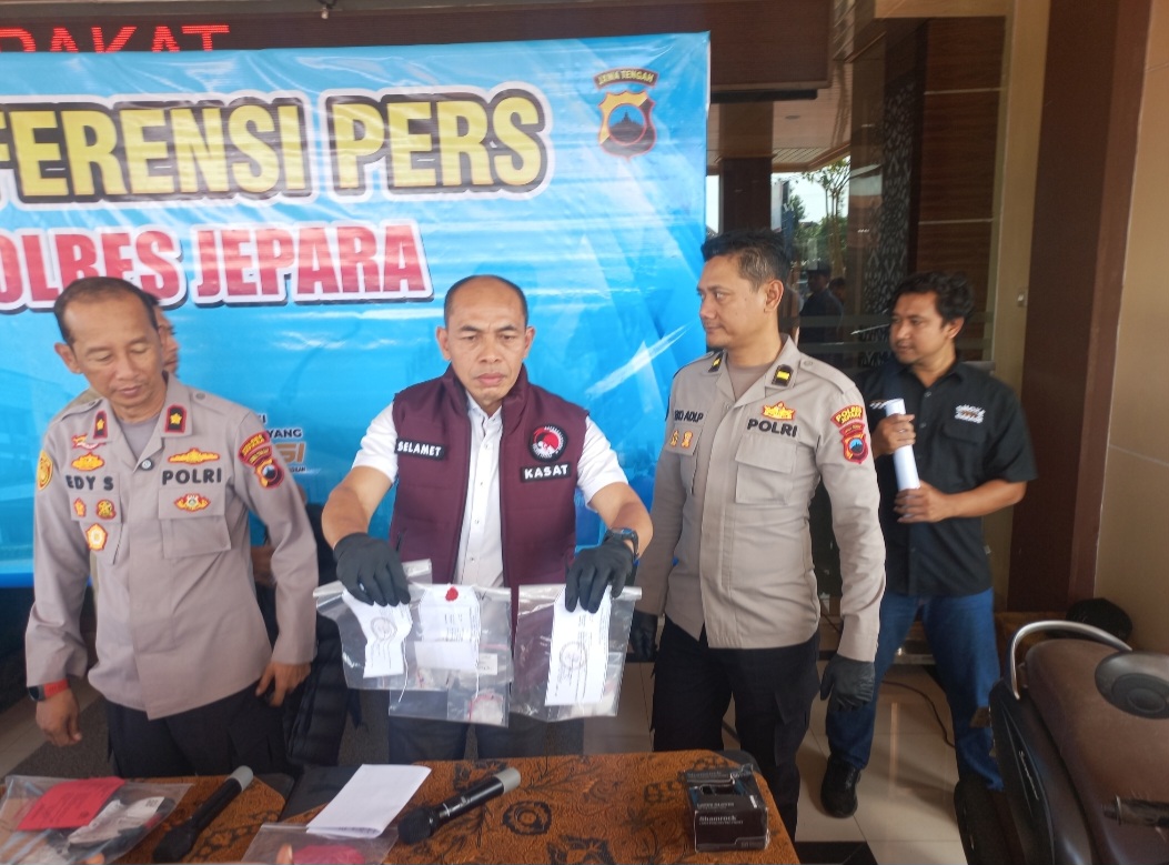 AMANKAN: AKP Selamet menunjukkan barang bukti saat pers rilis pada Rabu (11/3).