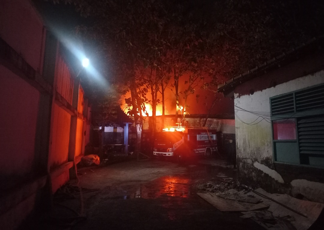 AKSES SEMPIT: Petugas pemadam kebakaran tengah berupaya memadamkan api yang melalap PT Chengqi pada Rabu (11/3) malam.