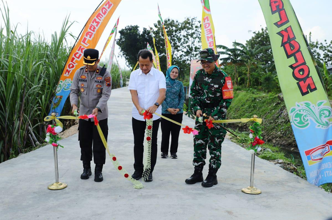 RESMI: Bupati Kudus Sam&rsquo;ani Intakoris meresmikan jalan beton di Ngembal Kulon hasil betonisasi jalan program fisik TMMD Sengkuyung Tahap I TA 2026, Rabu (11/3). (DINAS KOMINFO KUDUS UNTUK RADAR KUDUS)