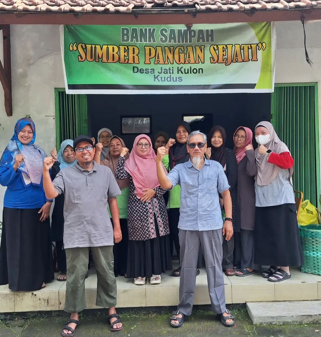 SETOR: Warga setempat menyetorkan sampahnya ke Bank Sampah RW 2 Jati Kulon untuk ditabung, belum lama ini. (BANK SAMPAH JATI KULON UNTUK RADAR KUDUS)