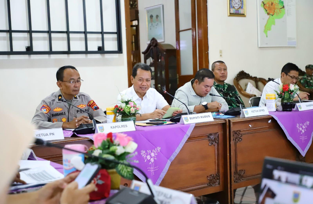 KOMUNIKASI: Bupati Kudus Sam&rsquo;ani Intakoris menggelar forum Musrenbang di Pendapa Belakang Kabupaten Kudus untuk menyerap aspirasi masyarakat, Rabu (11/3). (DINAS KOMINFO KUDUS UNTUK RADAR KUDUS)