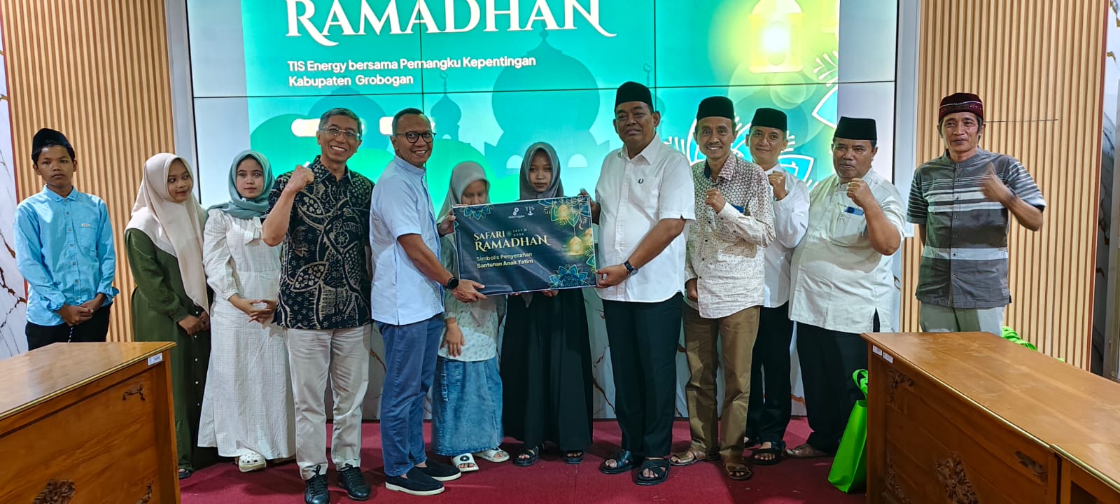 BERIKAN SANTUNAN &ndash; Bupati Grobogan Setyo Hadi memberikan santunan kepada anak yatim dari warga sekitar perusahaan PT TIS Energi Pranten Gubug di ruang Wakil Bupati Grobogan, Selasa (11/3).