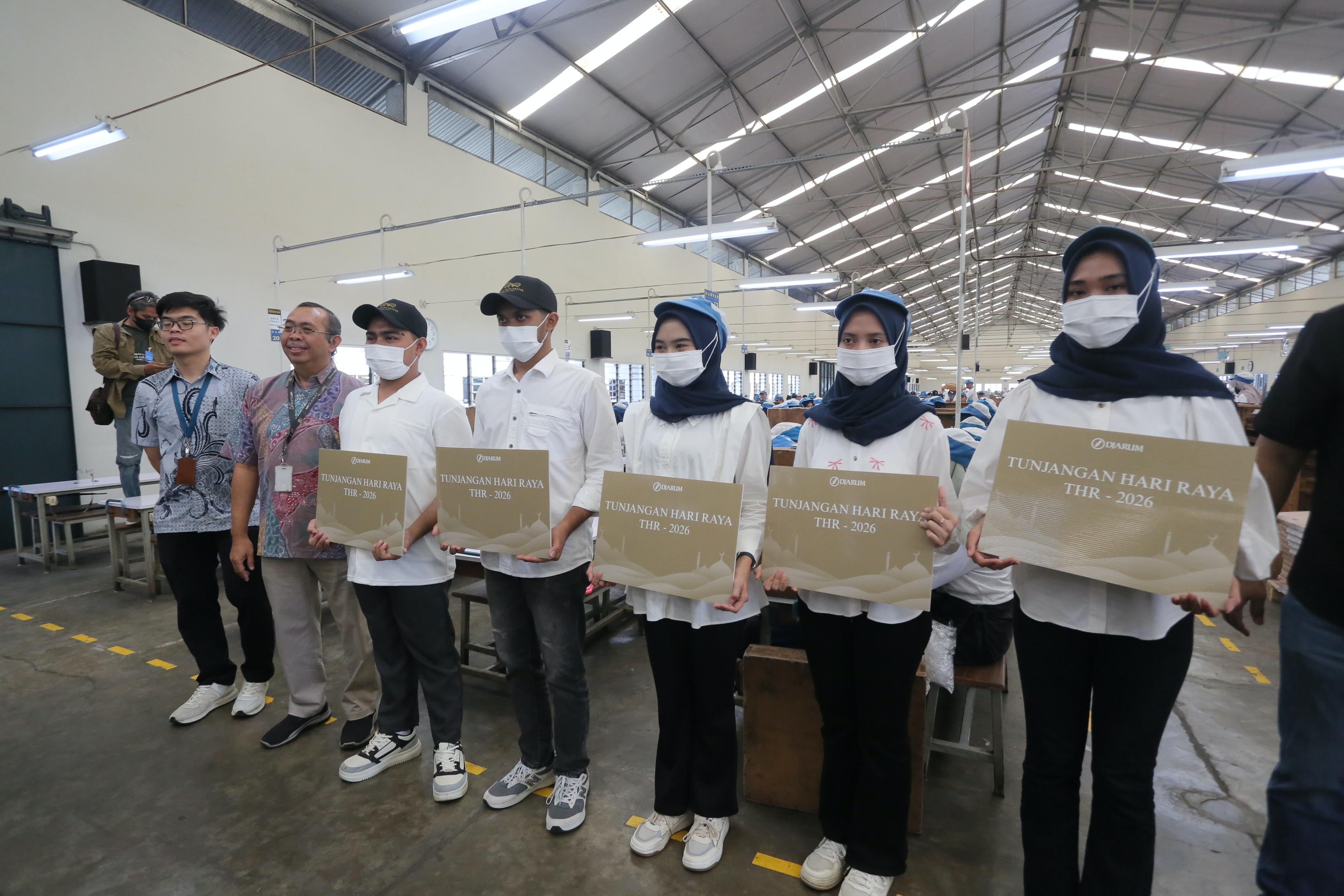 CAIR: Pihak manajemen PT Djarum menyalurkan THR secara simbolis kepada buruh produksi di brak Tanjungkarang, Selasa (11/3).  