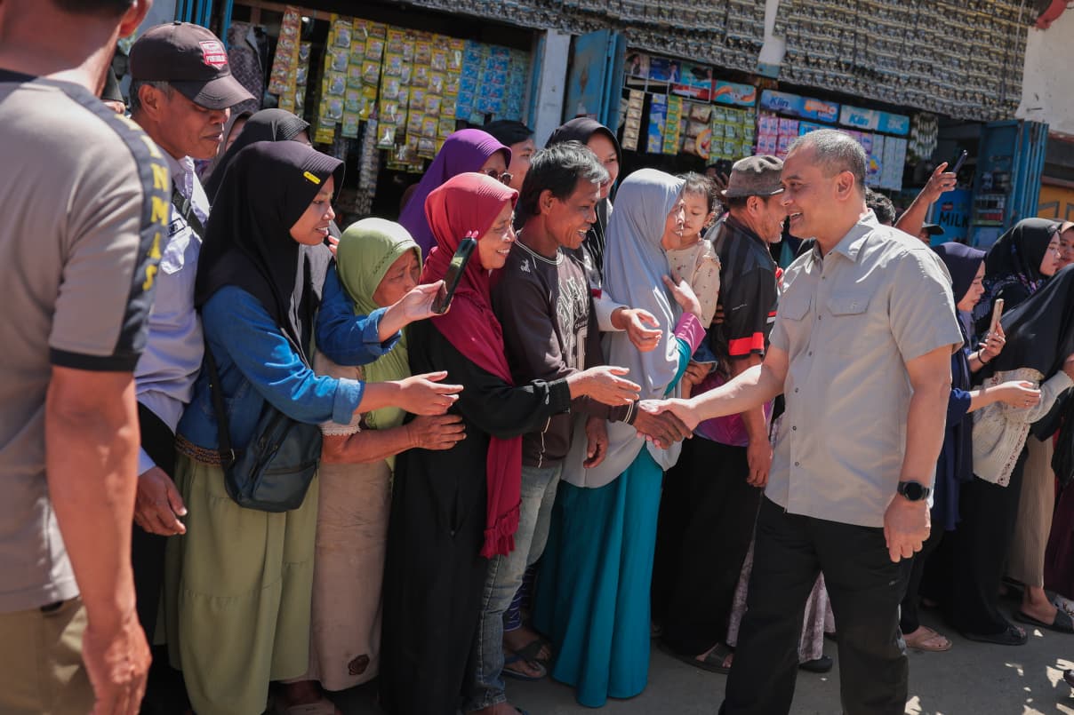 Longsor di Desa Cilibur memutus jalur ekonomi dan pendidikan. Warga berharap perbaikan segera dilakukan agar aktivitas kembali normal.