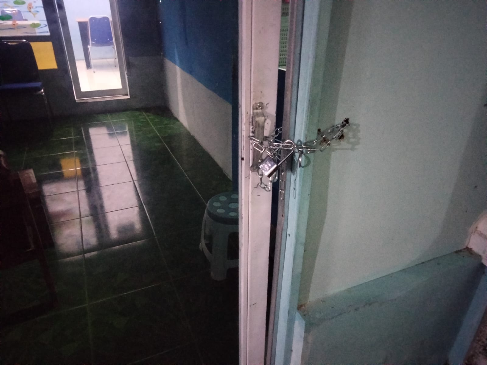 Pemilik aset bangunan yang digunakan sebagai dapur menggembok pintu setelah kemitraan diputus secara sepihak oleh Yayasan Tirta Mirah Asih.