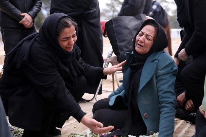 Orang-orang berduka di sebuah pemakaman yang diadakan untuk korban tewas akibat serangan Amerika Serikat-Israel terhadap Iran di kuburan Behesht-e Zahra di Teheran, Iran, pada 9 Maret 2026. 