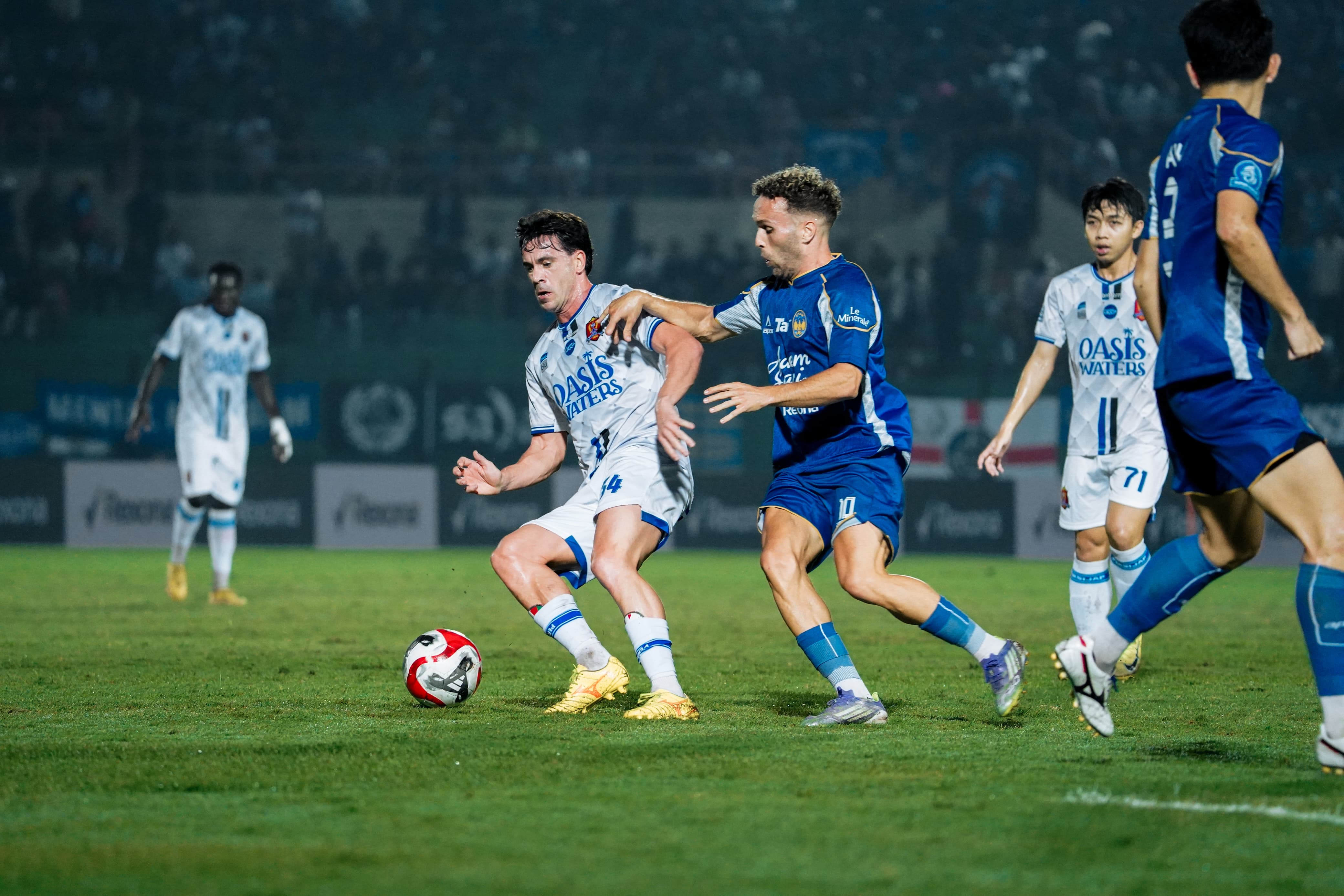 SENGIT: Iker Guarrotxena tak mau kalah dengan Ze Valente pada laga tandang melawan PSIM Yogyakarta pada Rabu (11/3).
